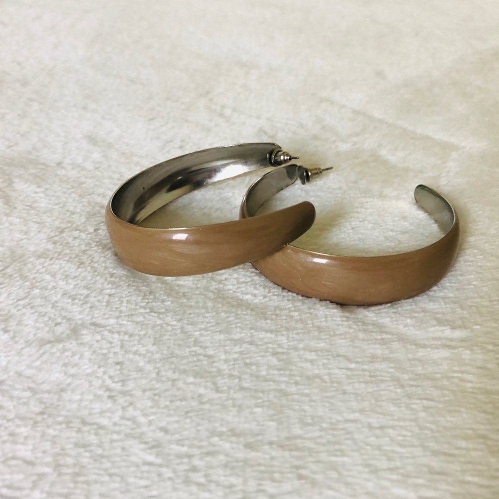 Pearlized round hoop earrings
